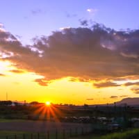 夕日で浮かび出る赤城山と夕日に染まる上空の雲