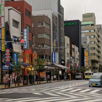 黒くてまっすぐな目の男。