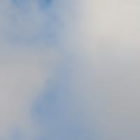 月が、雲を使って隠れんぼ遊び