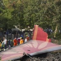 １２日　インド機墜落、唯一の生存者「どう脱出したかまったくわからない」