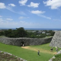 座喜味城・・・沖縄本島の中部、読谷村にあるユネスコ世界遺産　美しい海を見ながら、中世の頃の情景を想像することが出来ました