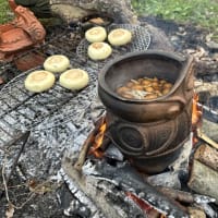 石皿と縄文土器でつくる縄文コーヒーはいかが？・・・縄文キャンプの新メニュー