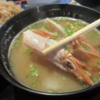 「おいしい台所12か月」の日替わりランチは、天ぷら盛、海鮮納豆などが付いた、海老出汁味噌汁定食