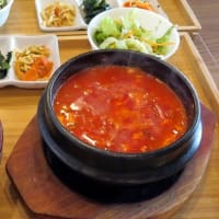 図書館の帰りはいつもの韓国食堂「マニマニチキン」でランチ。