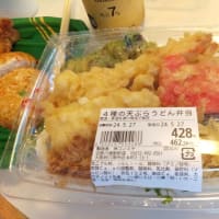 |M3111|近鉄八尾駅前のスーパー『コノミヤ』でホテル飯の買出し。地元スーパーの惣菜を頂いた後の4種の天ぷら冷やしうどんは良好なコシのうどん、天ぷらたっぷり、だしの利いた冷つゆで大満足・大満腹！