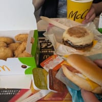 国益をかけて食べるマック