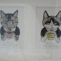 樋口佳絵さんの紙版画*ドコカ似ている猫と猫*ウレシカ