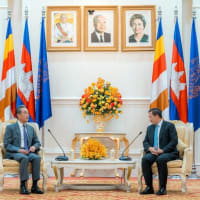 中国の王毅外相　カンボジア訪問　首相・上院議長と会談