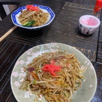 今日の昼ご飯はソース焼きそば。