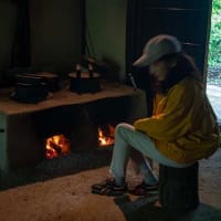 茅葺の建物には燻煙作業が欠かせません