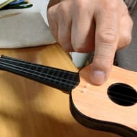 百均ダイソー100円ギター（ウクレレ？？）改造　弦の張り替え編