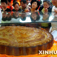 中国の中秋節　巨大月餅