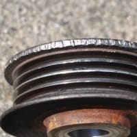 軽4輪貨物自動車　発電機プーリーが泣く
