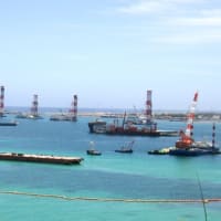 ５月１７日（金）、安和桟橋・本部塩川港から大浦湾へ。この海域に１００隻を超える作業船が入れるはずはない！