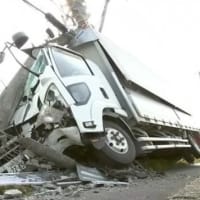 岩手でヴォケが４ｔ車で電柱を破壊 周囲を停電にさせる