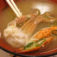 王子駅北口東側ロータリーの北の方『すし松』にお邪魔。新鮮ネタの握り・刺身・おつまみからカニ汁・あさり汁まで全部美味しかったです！