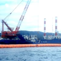 航路で大浦湾に入るガット船・砂利採取運搬船に抗議