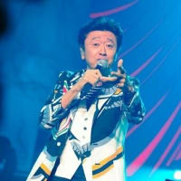 桑田佳祐様、ソロライブでミャクミャク模様のスーツなんていかがでしょう。