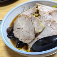 ガジュマル＠都賀　豪快な「野菜チャーシュー麺」、自慢の「豚骨醤油らーめん＆若鶏唐揚げ」、楽しい「鉄板焼きメニュー」を！