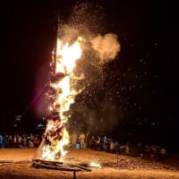 能登の豪快なお盆の迎え火・・・門前町諸岡の火祭り