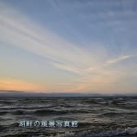 琵琶湖湖岸の夕焼け日没直前