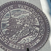 斑鳩町のマンホール。