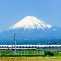 のぼりの新幹線　左窓に　霊峰ふじさん