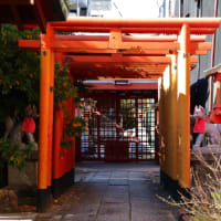 ビルにか囲まれたお稲荷さん