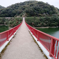 八田原ダム付替道路の一部にある、歩行者専用の跨水橋『夢吊橋』