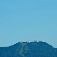 2025.07.12(土)AM07:08の藻岩山・平和祈念塔・手稲山・三角山・円山
