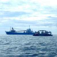 航路で大浦湾に入るガット船・砂利採取運搬船に抗議