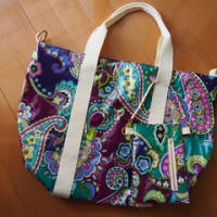 Vera Bradley/ヴェラブラッドリーラミネート加工の生地で大きめファスナートートバッグ…