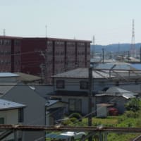 住宅地の紅白鉄塔