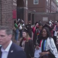 ハーバード大学の卒業式で学生数百人が ガザ地区攻撃に抗議し退席