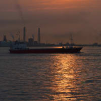 夕陽を浴びて　日没前の北九州工業地帯　寿扇丸