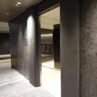 通路から小便器が見える