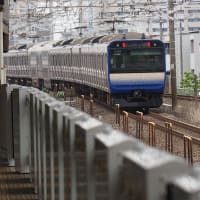快速列車が通過します