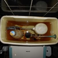 トイレのタンクの中にペットボトルで節水