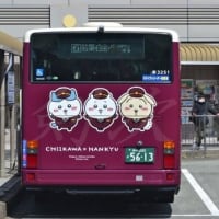 阪急バス「ちいかわ」の装飾バス