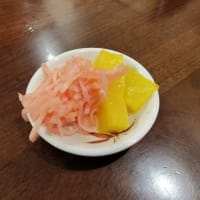 |M3390|JR三ノ宮駅東口を北側に出て右に2～3分のガード下『神戸ラーメン第一旭』にお邪魔。生ビと焼豚突き出しハーフのセット・餃子8個のセットをシェアし、純野はピリ辛トマトラーメンで締めました！
