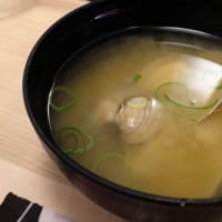 王子駅北口東側ロータリーの北の方『すし松』にお邪魔。新鮮ネタの握り・刺身・おつまみからカニ汁・あさり汁まで全部美味しかったです！