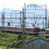 二上山を背に列車が走行　・　近鉄大阪線（奈良県）