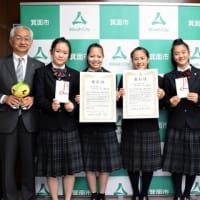 中高Ｗ優勝！チアリーディングの日本選手権大会でダブル優勝を果たした箕面自由学園中学・高校チアリーダー部に市長表彰が贈られました