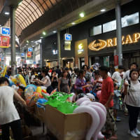 商店街の土曜夜市に出かける