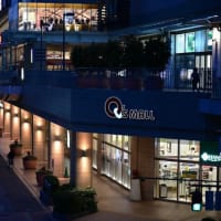 夏の夜のJR尼崎駅前