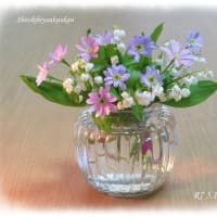 ＊甘い香りのスズラン♪桃色と薄青色の都忘れとガラスの器に活けてみました♪