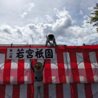「夏祭りの準備が進み」