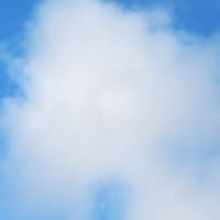 月が、雲を使って隠れんぼ遊び