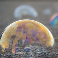 北風が吹く越前海岸で