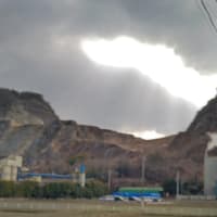 赤坂の石灰鉱山、雲の形と光の筋